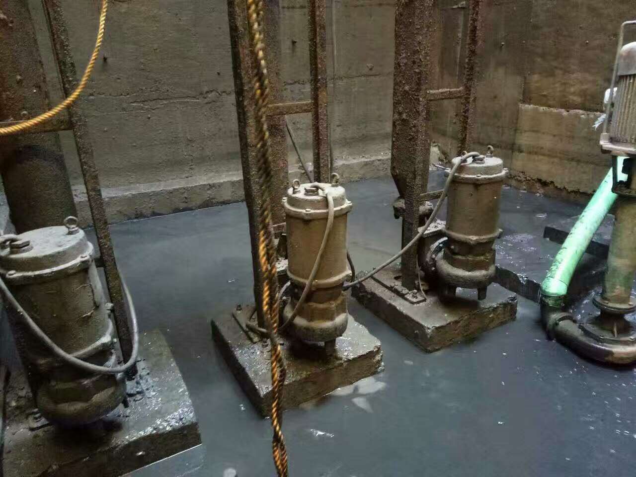 新宾污水池清理