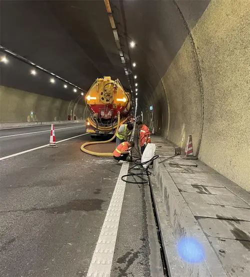 新宾隧道排水渠清淤